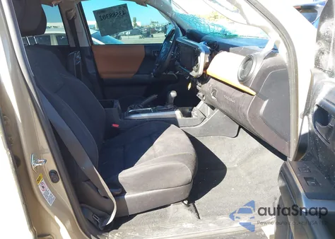 2017 Toyota Tacoma Sr5 z USA, uszkodzony, nr VIN 5TFAX5GN2HX077177